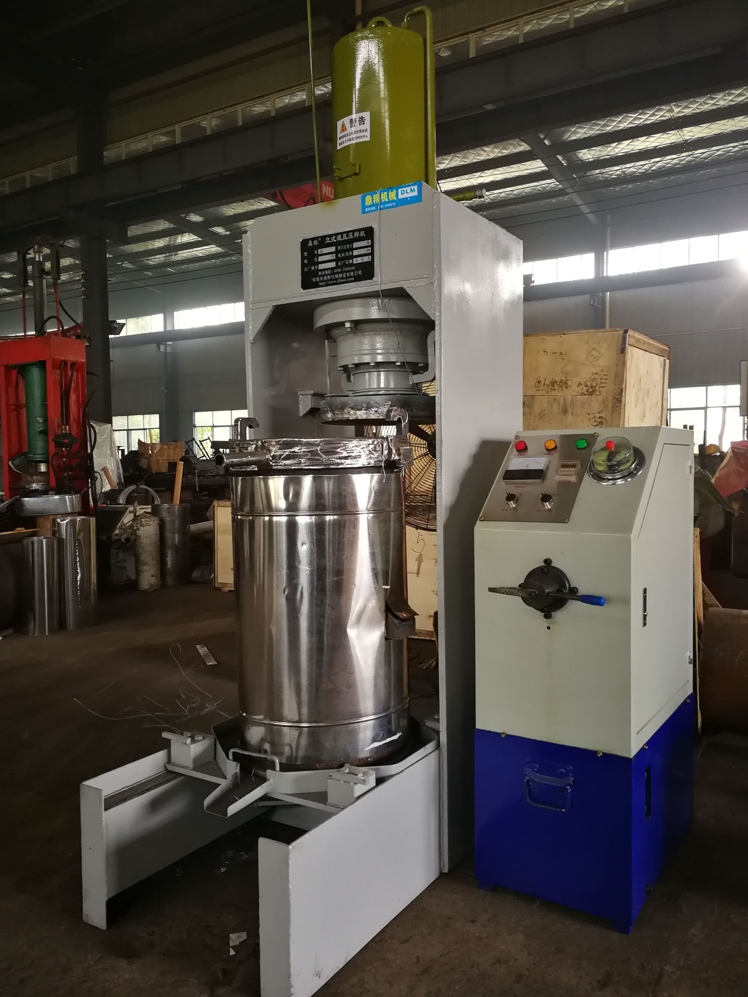 不銹鋼超高壓立式液壓壓榨機(jī)，果汁壓榨機(jī)，果渣壓榨機(jī)，藥材壓榨，油渣處理，白土壓榨